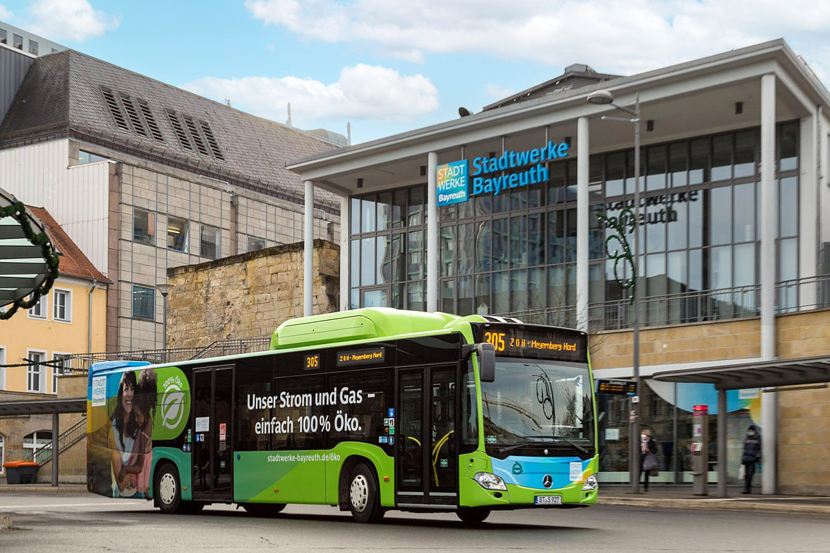 Bus der Stadtwerke Bayreuth mit Fahrgast TV
